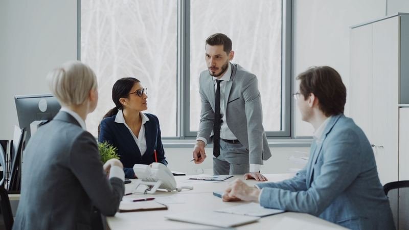 Consultation between an IT engineer and a business owner